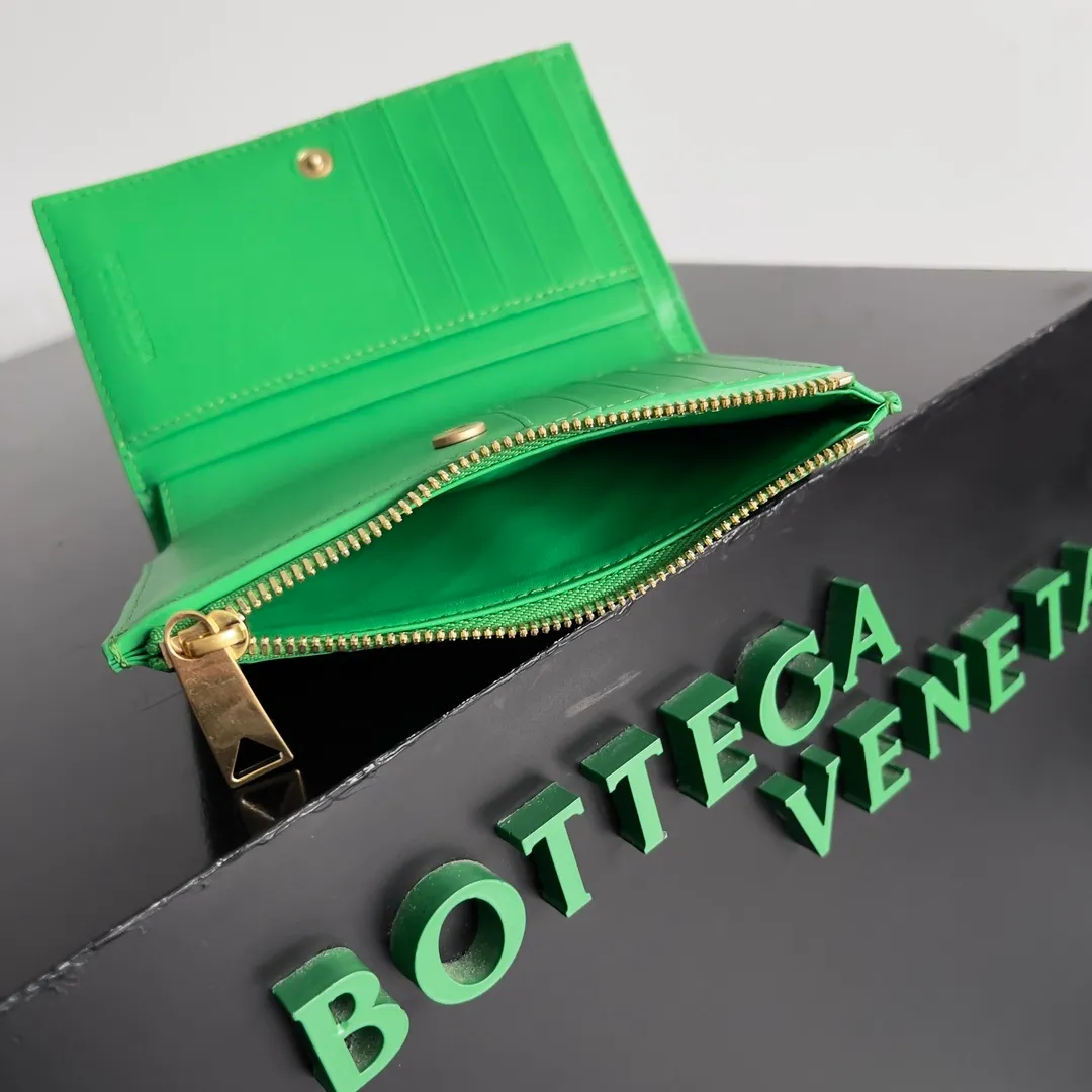 Batch 960 of BOTTEGA VENETA’s new woven small wallets are now shipping! ! ! 🥰🥰Made of carefully selected first-layer sheepskin fabric, this small luxury wallet has an elegant appearance and is also full of practicality. It can store change, driver's license and various cards at the same time. It is so small that it can be put in your pocket and carried with you. It is really convenient [Applause][Applause] Style No.: 667468 Size: 14.5*9.3*2cm